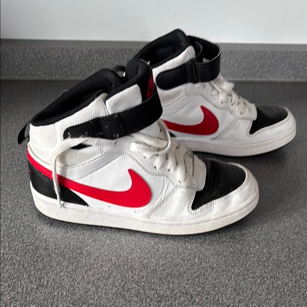 Nike Youth Boys Court Borough Mid 2 Basketball Shoe